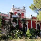 E� un edificio in stile liberty sottoposta a vincolo della Soprintendenza, ma di fatto abbandonata a se stessa